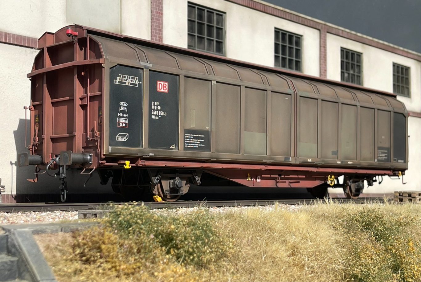 Gealterter Hbbins Schiebewandwagen im Massstab 1:32 vor einer Industriefassade
